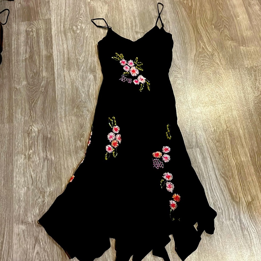 Flowing, sleeveless dress with sequin flowers
